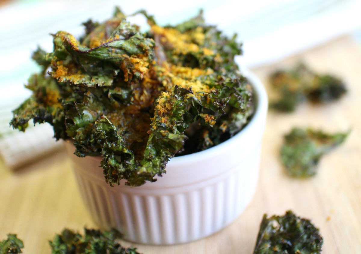 Cheesy kale chips