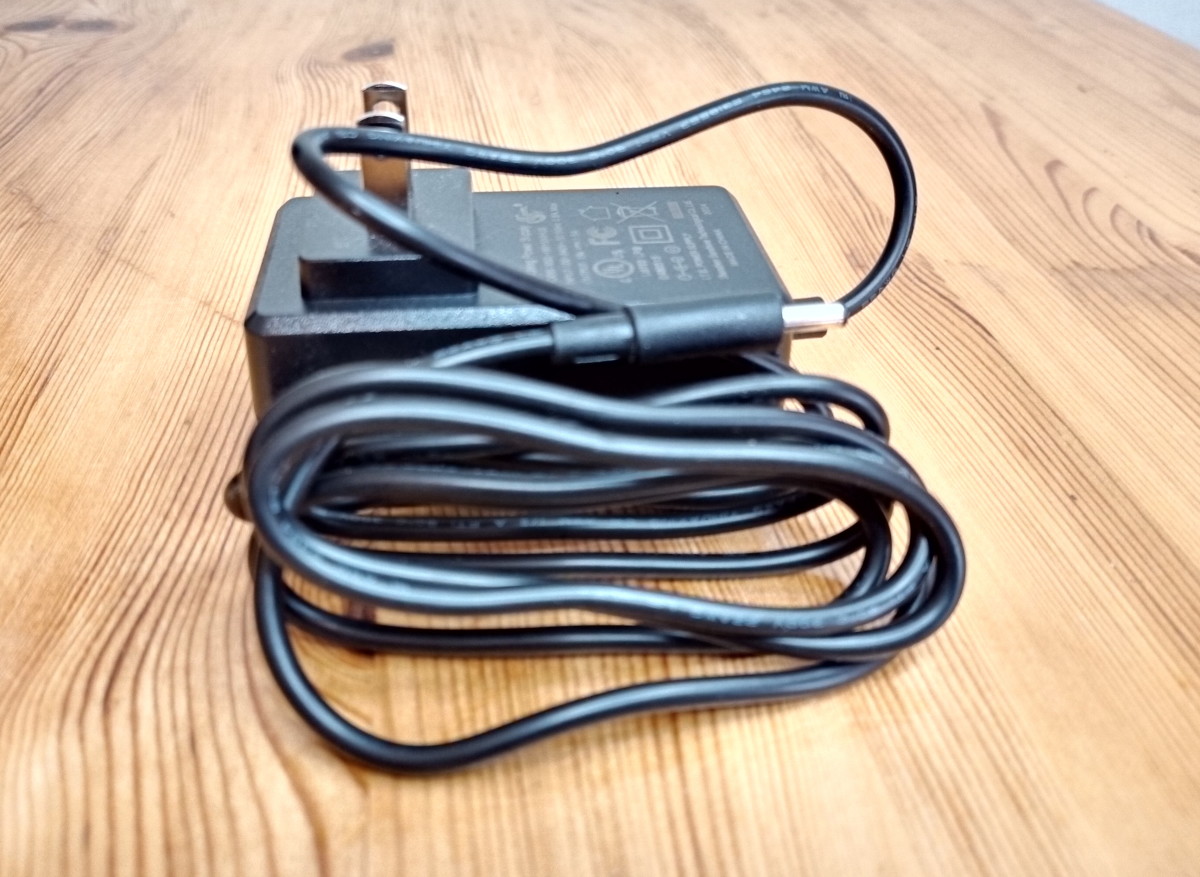 AC adapter used for charging the  Urikar Pro 1 Percussion Massager