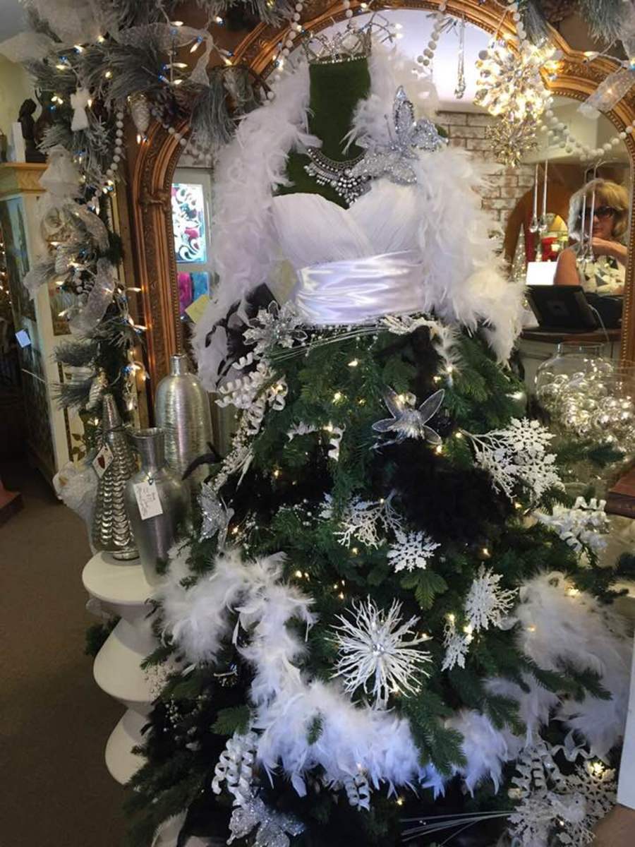 My friend saw this stunning tree in a shop. When I saw her photo, I was entranced by the use of white to make a unique and truly eye-catching tree. 