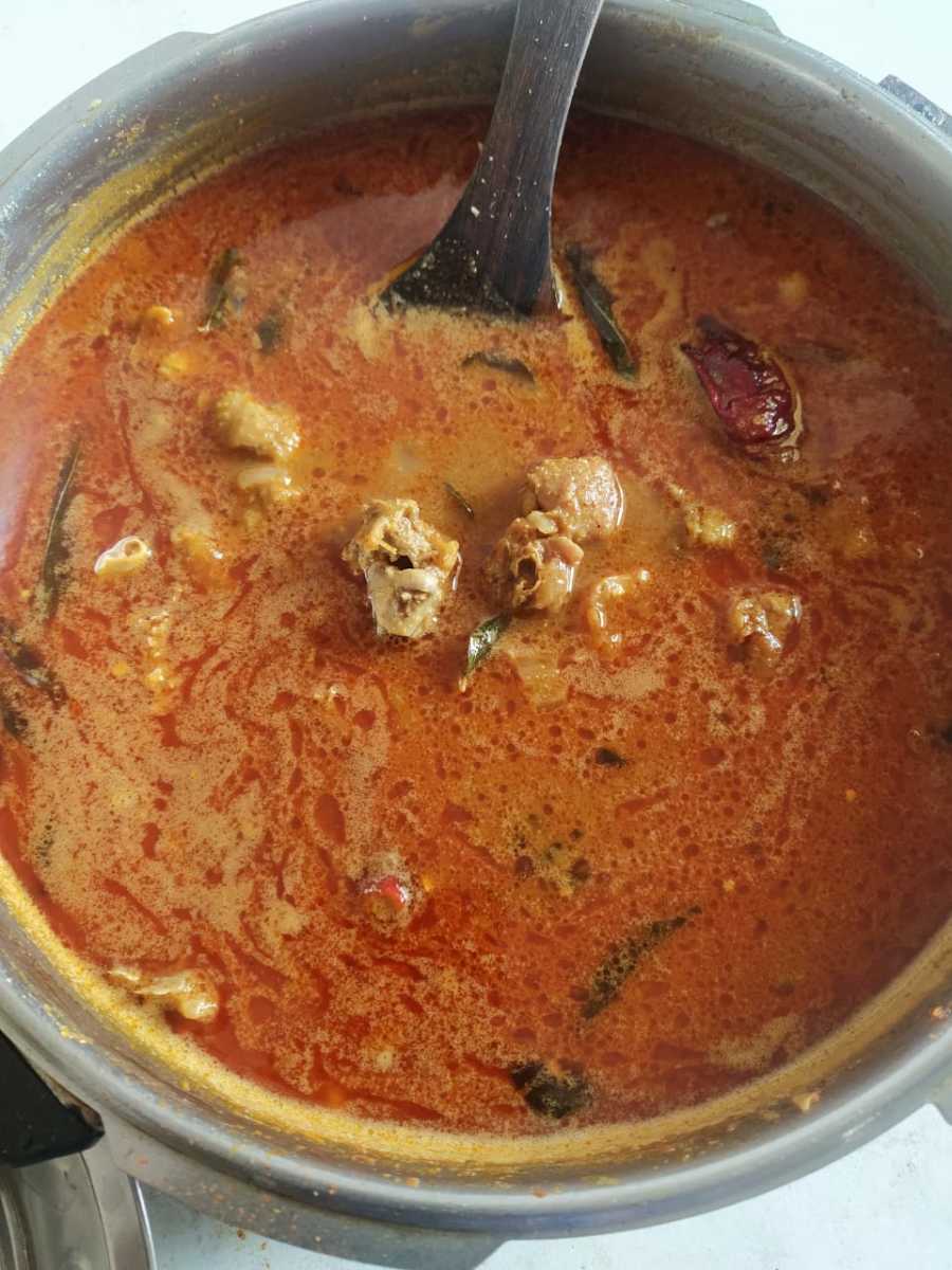 Naatu Kozhi Kuzhambu: South Indian Chicken Curry