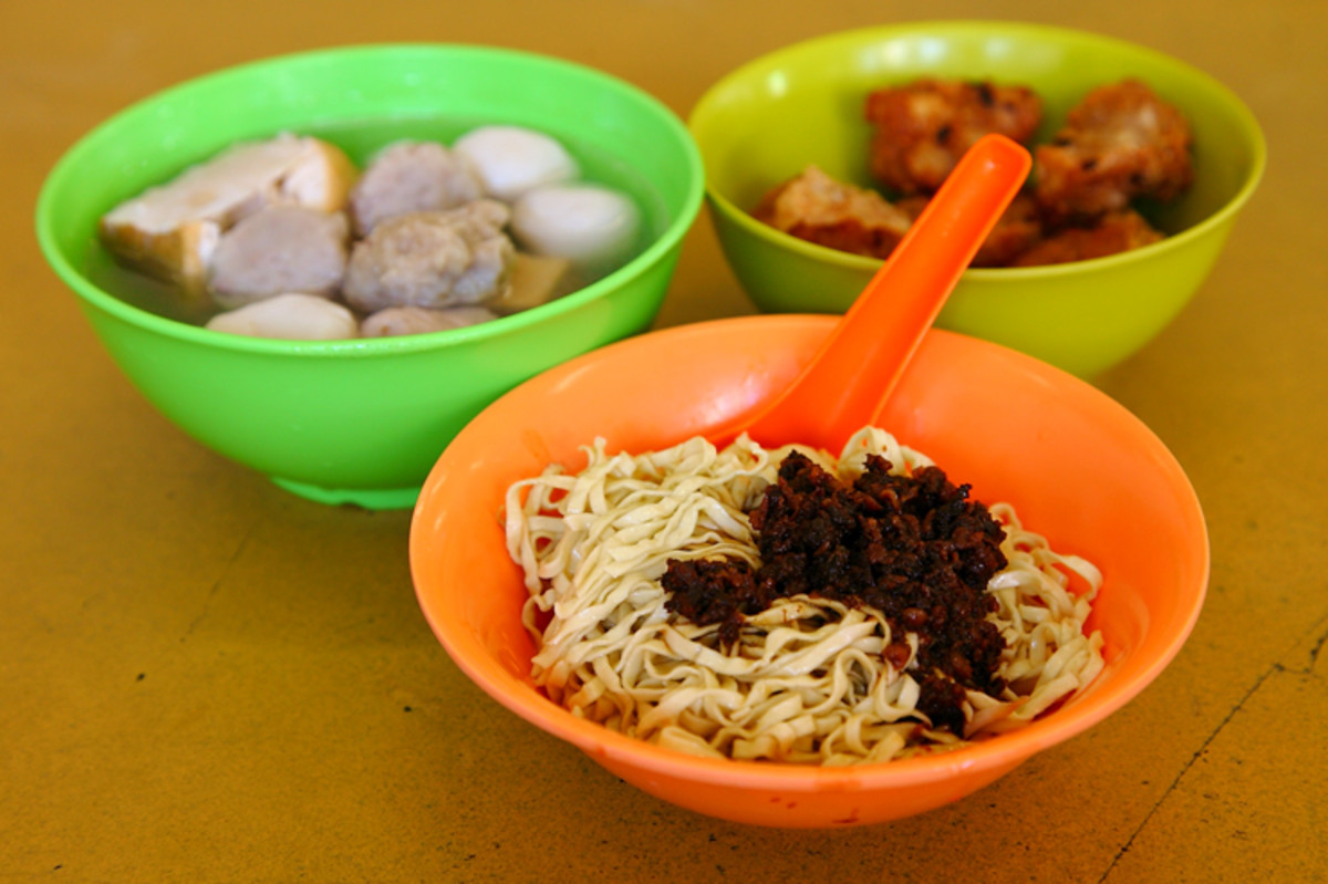 A good bowl of hakka noodles served with yong tau foo (Tofu skins stuffed with meat)