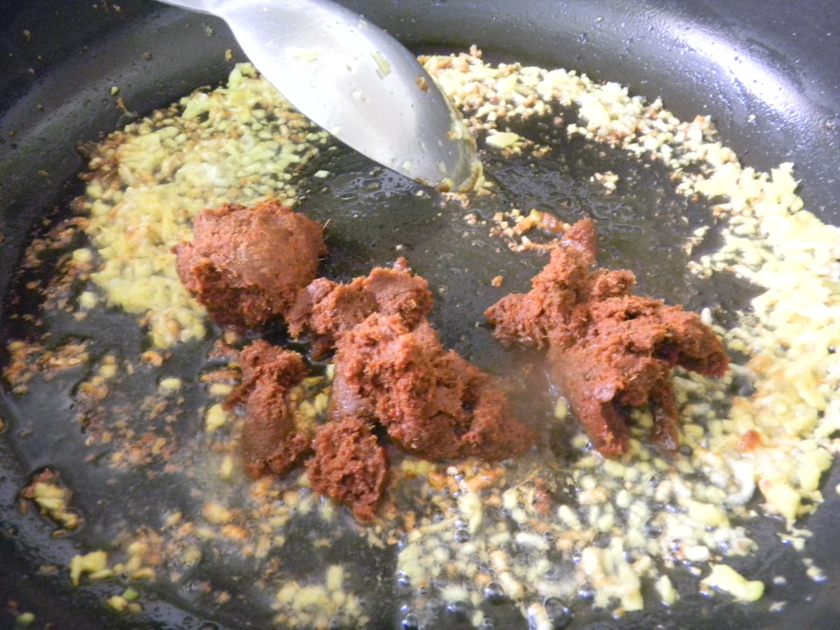 Add the ginger to fry, then add the mild curry paste