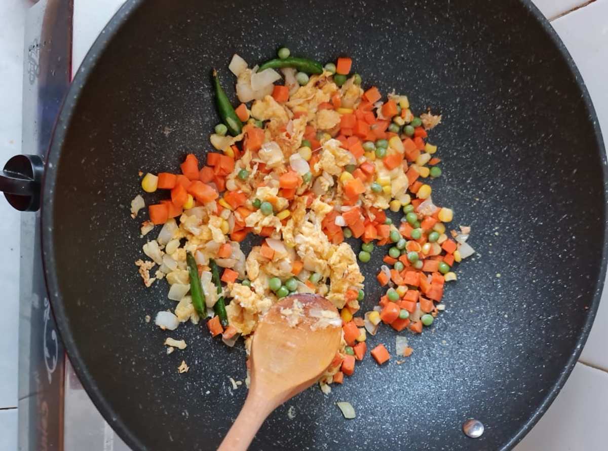 Mix the vegetables with the eggs, chilies, onion, and garlic.