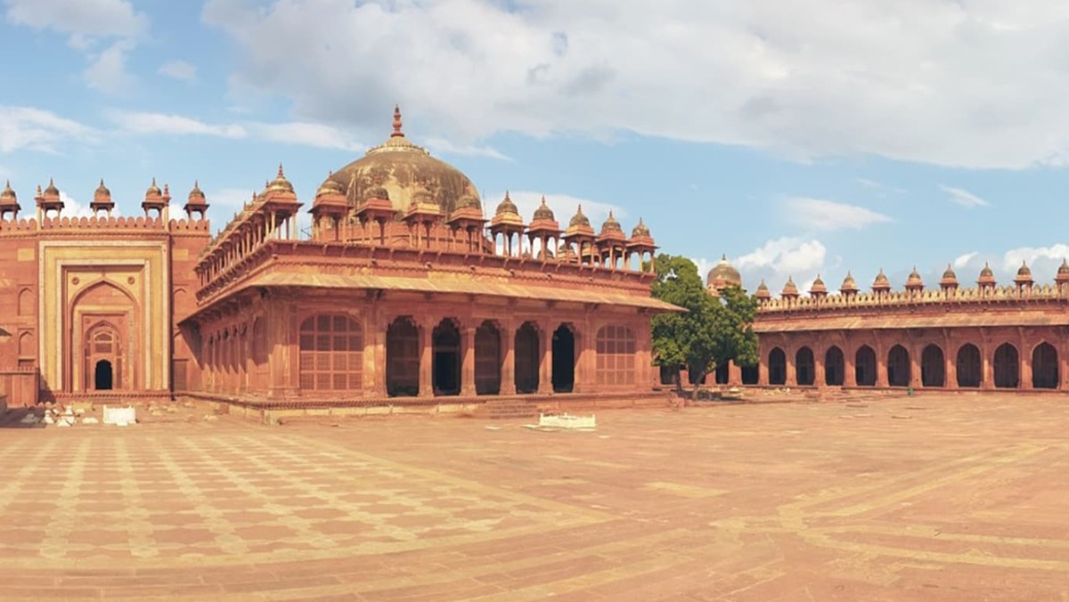 Visiting the Fatehpur Sikri Palace of the Mughal Emperor Jalaludin ...