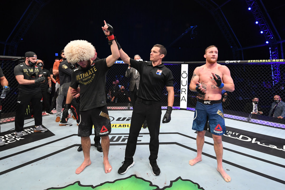 Khabib Nurmagomedov (left) defeats Justin Gaethje by 2nd round submission by triangle choke.