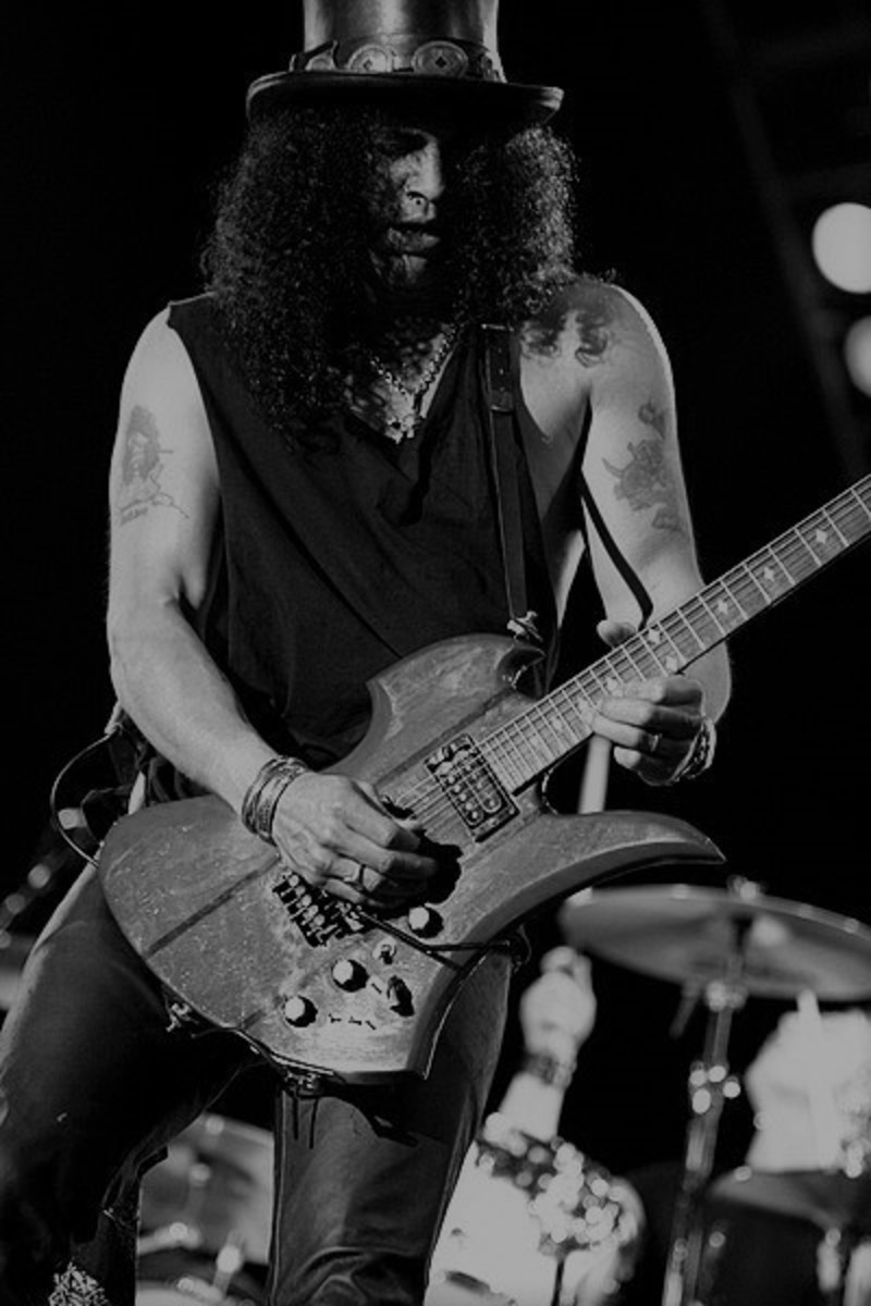 Slash, playing a BC Rich Mockingbird guitar, with Velvet Revolver. Attribution requires this link to be shared: https://creativecommons.org/licenses/by-sa/2.0/deed.en