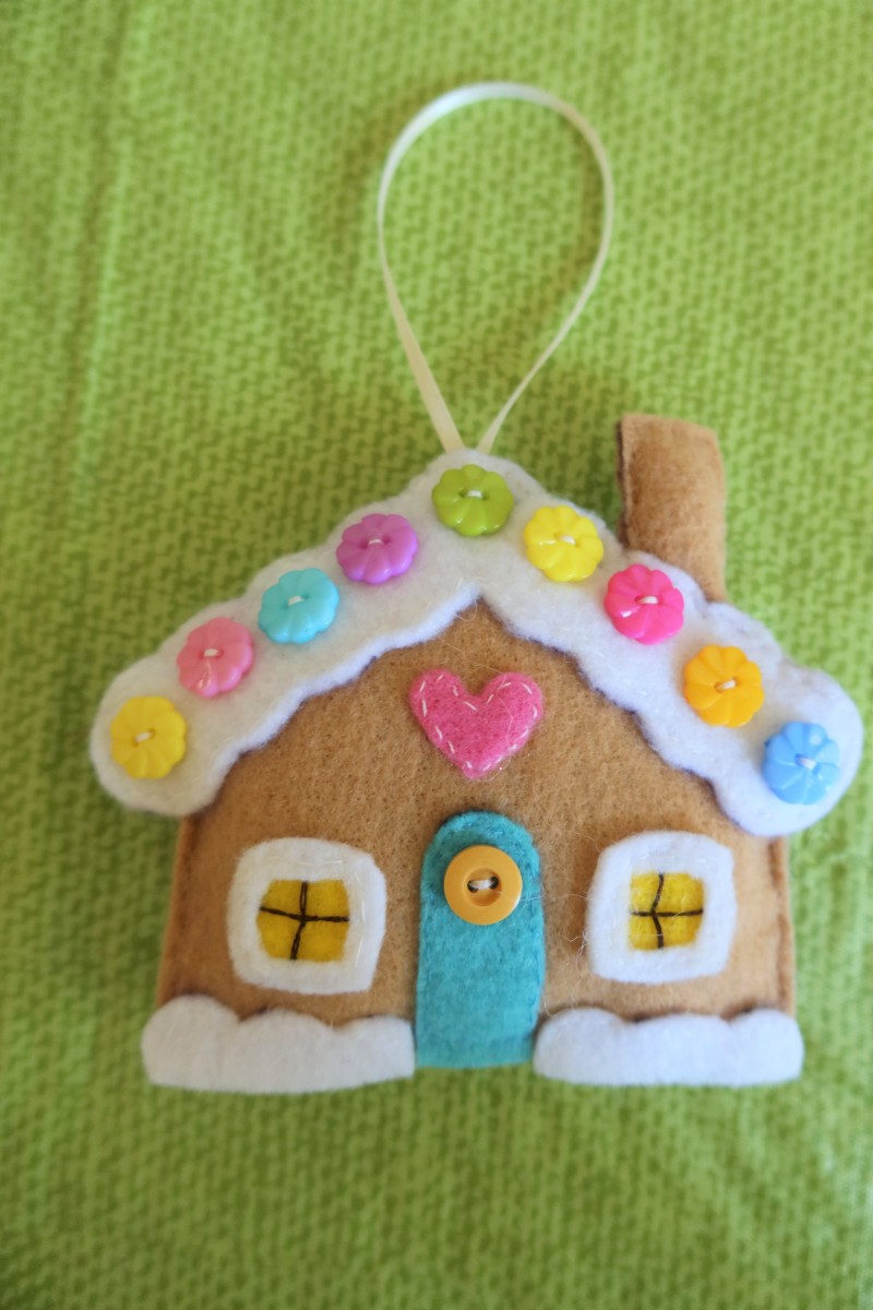 diy-christmas-craft-felt-and-button-gingerbread-house-tree-ornament