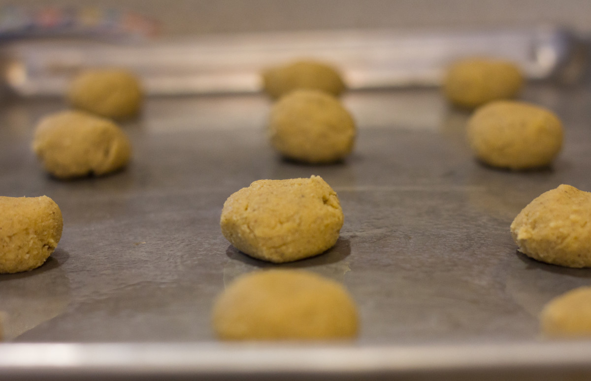 Rounded balls of dough, ready to go in the oven (or in your mouth...).