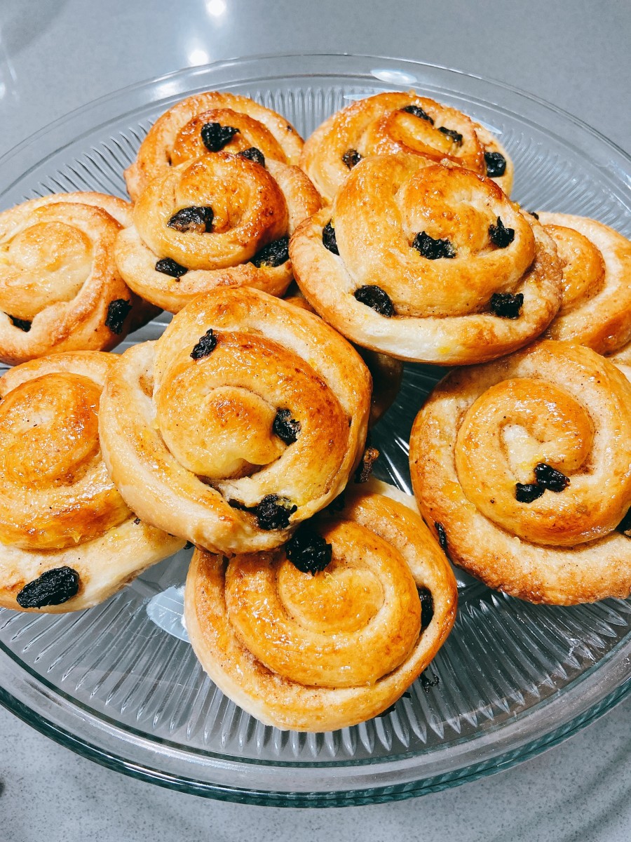 Sweet and light spiral raisin Danishes. They are absolutely delicious! 