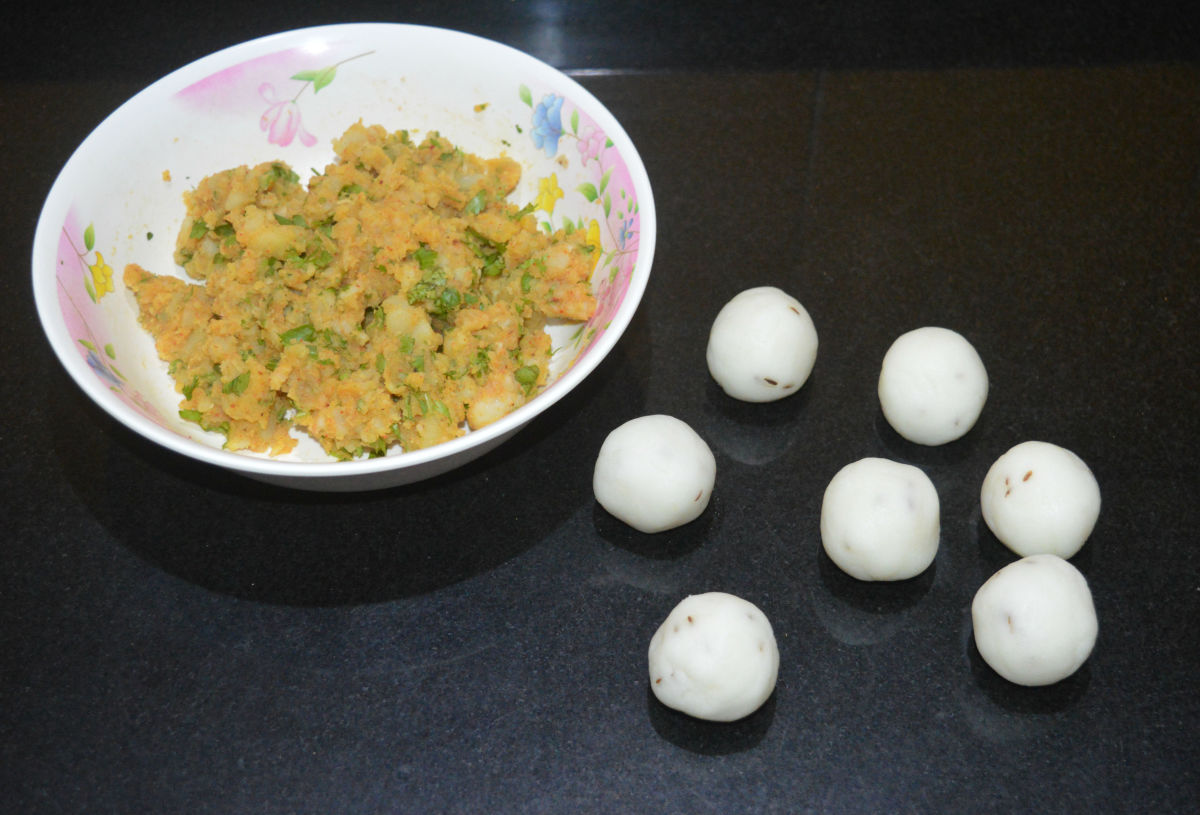 Step four: Divide the dough into many lemon-sized portions. Make balls with each of the portions.
