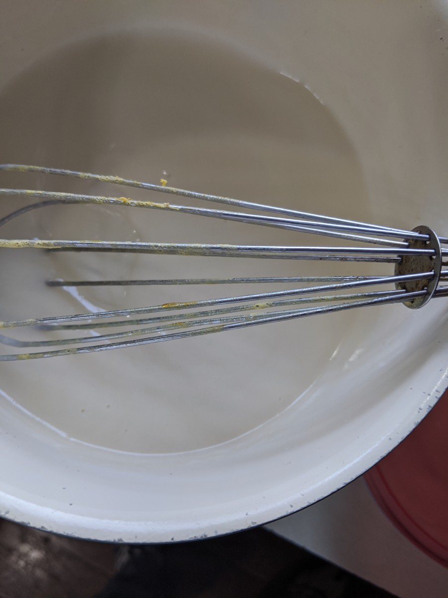 use whisk to stir rice flour, water and sugar.
