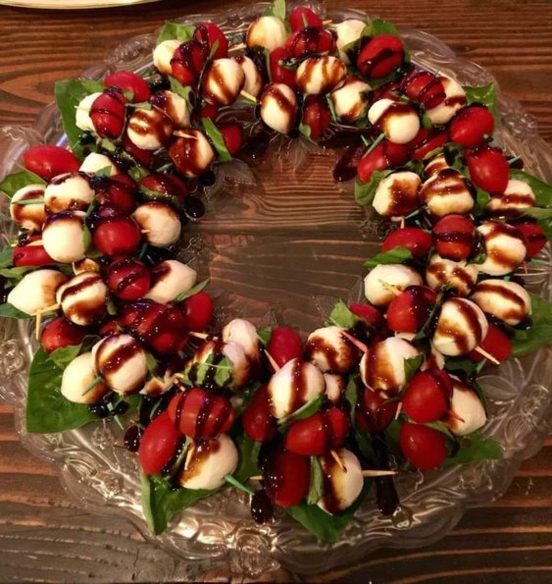 Wreath platter with tomatoes, mozzarella, and basil
