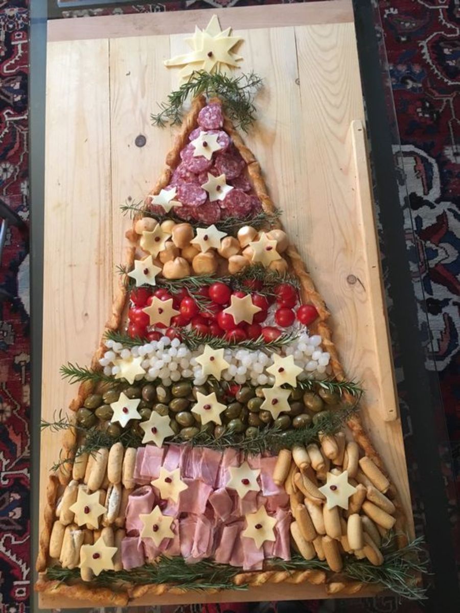 This Christmas tree platter is outlined in cheese twists