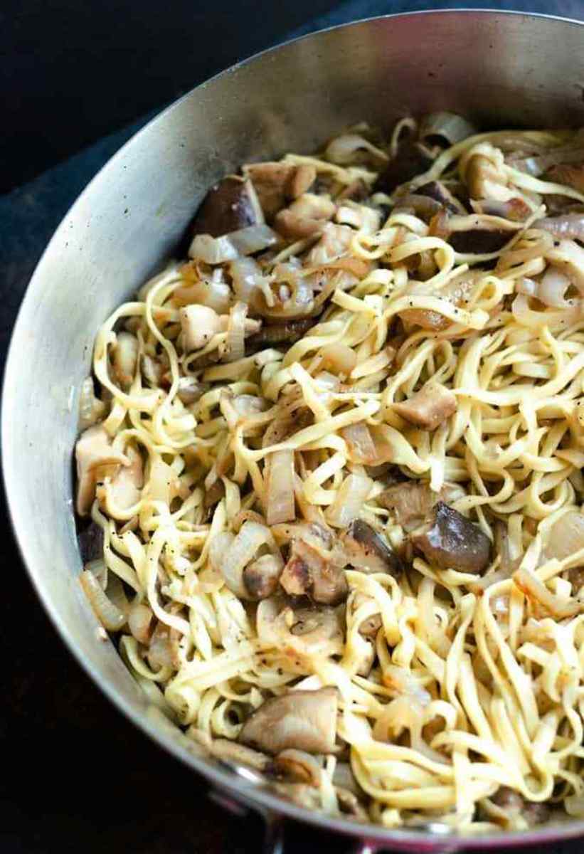 Linguine with mushrooms and white wine butter sauce