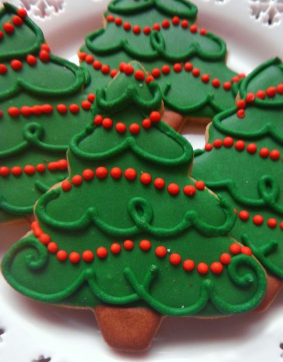Green gingerbread tree with red ornaments