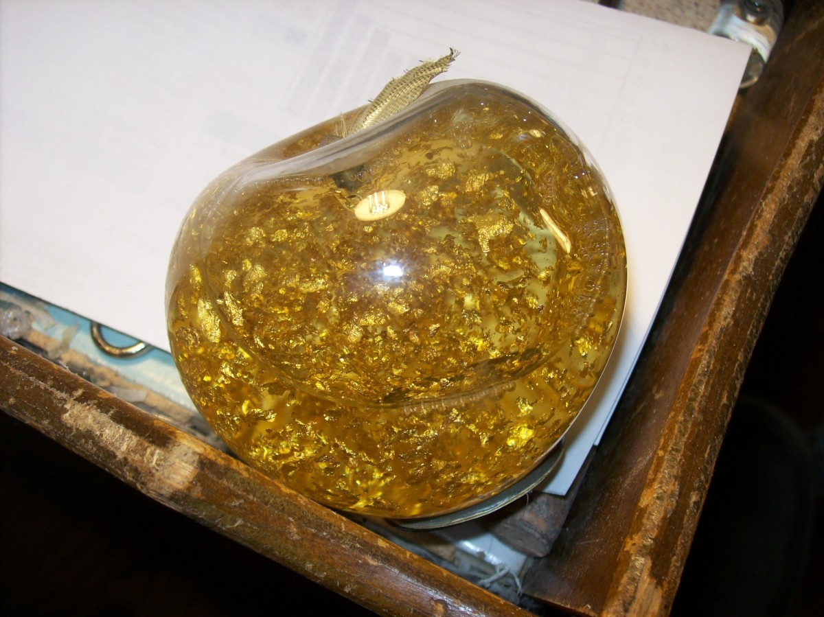 This is a "gold" apple rewarded on retirement. The flakes inside are very fine and disperse when shaken, similar to a snow globe. These flecks are similar in size to what can be found in a fine deposit only usually not that many!