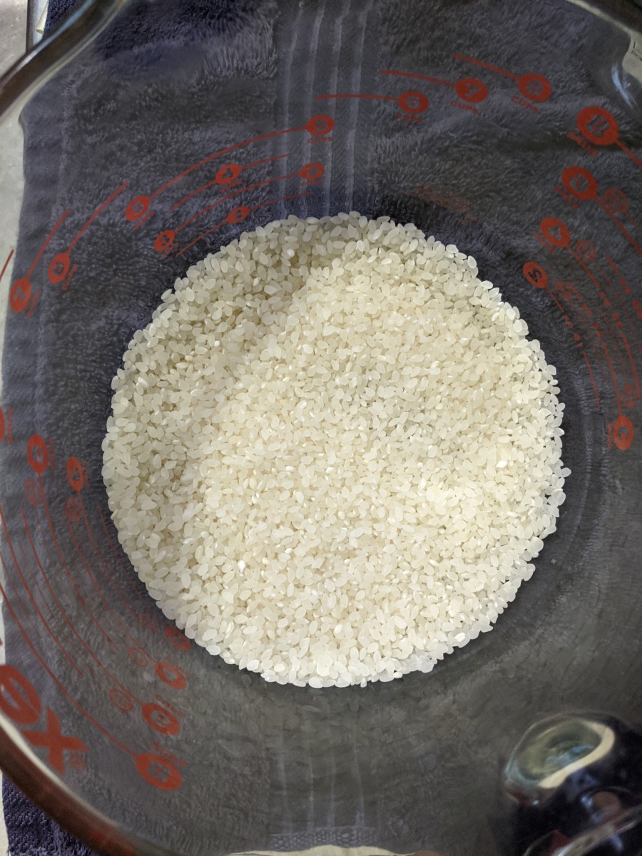 Place rice in a glass measuring cup for rinsing