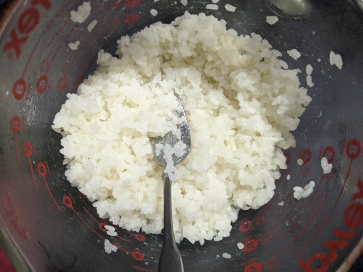 Stir vinegar into rice