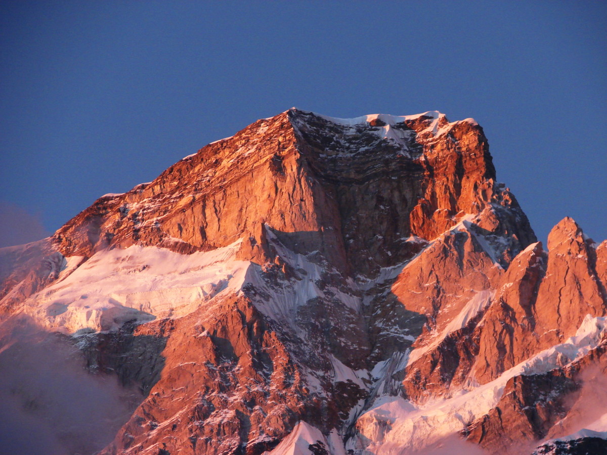 Kedarnath Peak (altitude 6,940 metres) is 30 degrees 47 minutes 42 seconds North, 79 degrees 04 minutes 10 seconds East,