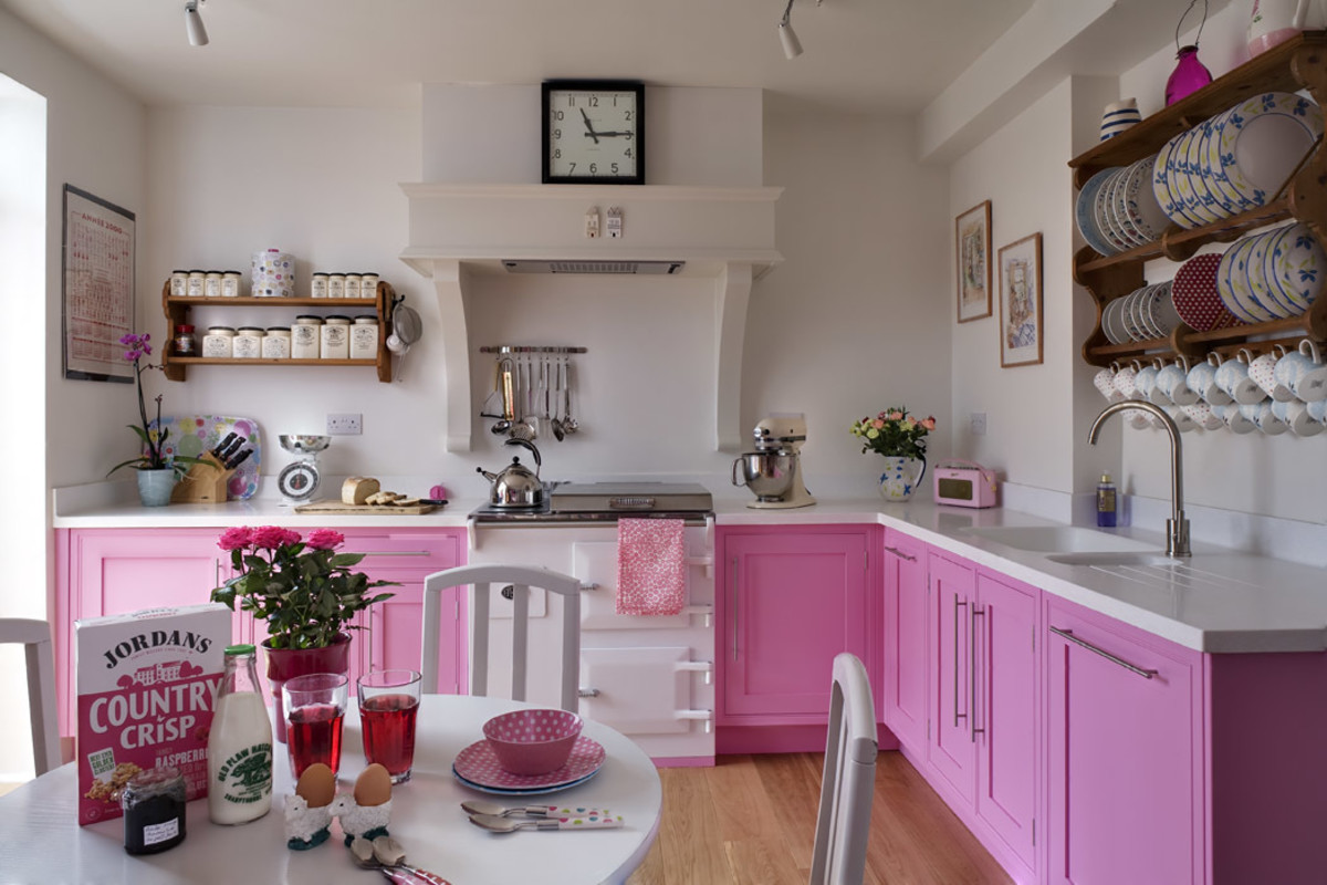 An Aquarius kitchen should pop. It should have a distinct color, plenty of storage, and lots of electronics. 