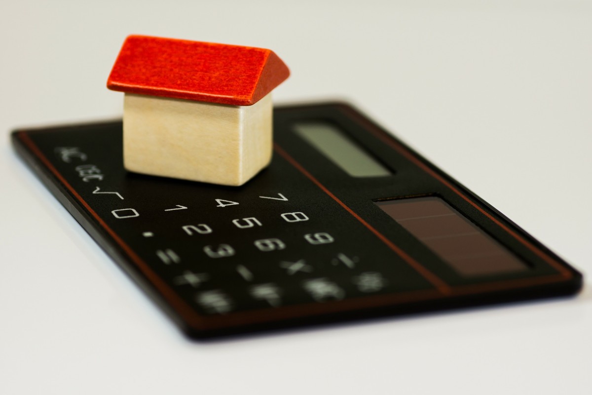 在融资您的家时，当地贷款人和在线抵押贷款经纪人之间的结算成本的差异可能足以考虑给他们尝试。
