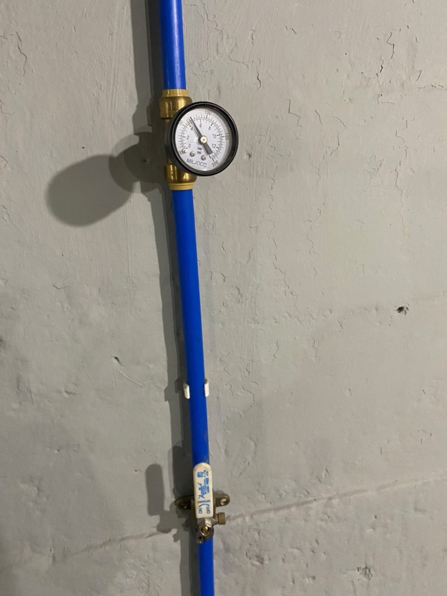 East to install, PEX push to connect water pressure gauge.