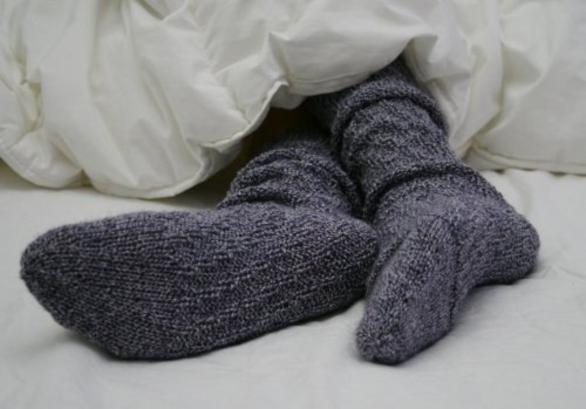 Ношенные носочки. Спать в носках. Надевает носки. В носках под одеялом. Теплые носки одеяло.