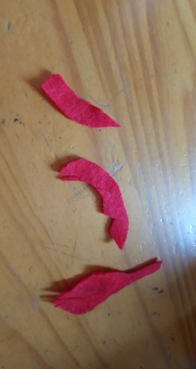 Cut and fray red peices of felt.