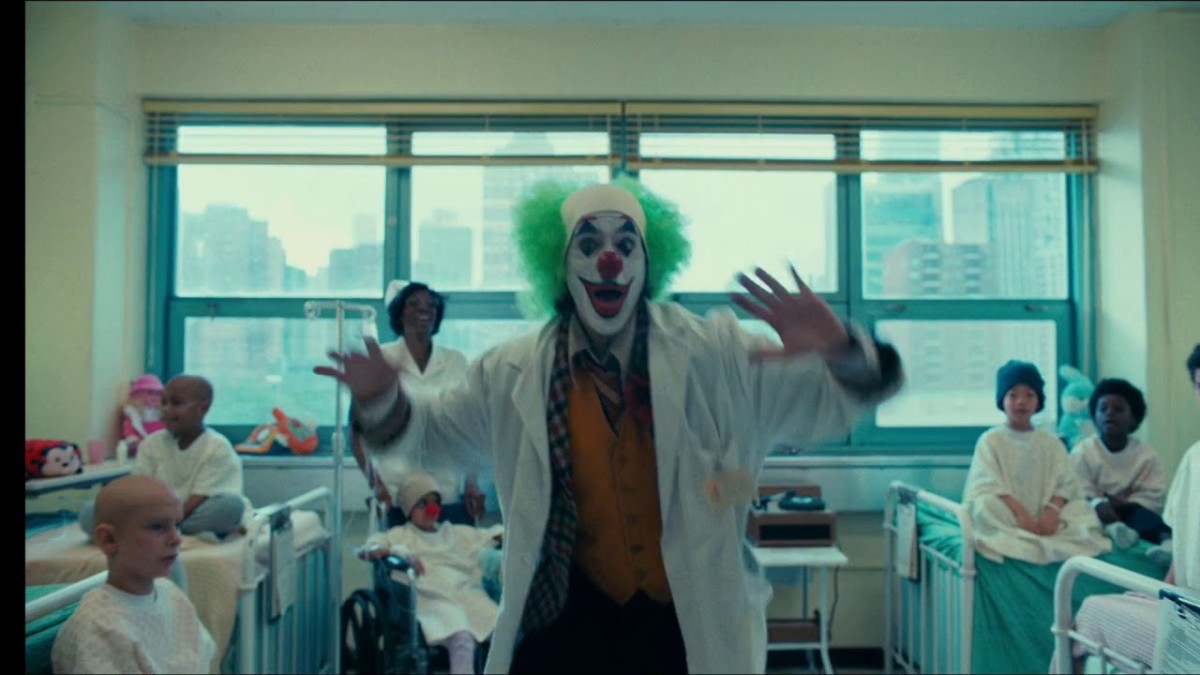 Arthur Fleck in costume clown suit, entertaining children at the hospital 