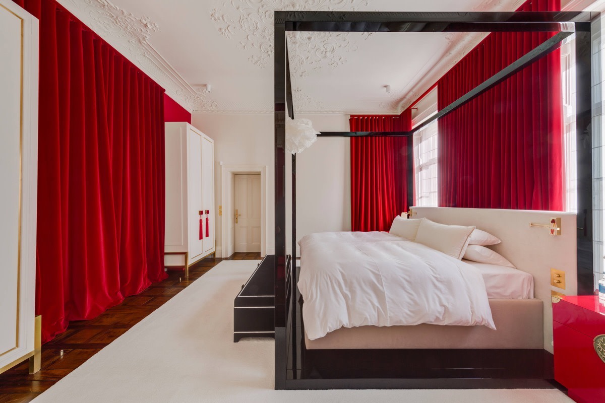 Red and white make for a great combo in the bedroom, especially when trying to bring out fire energy.