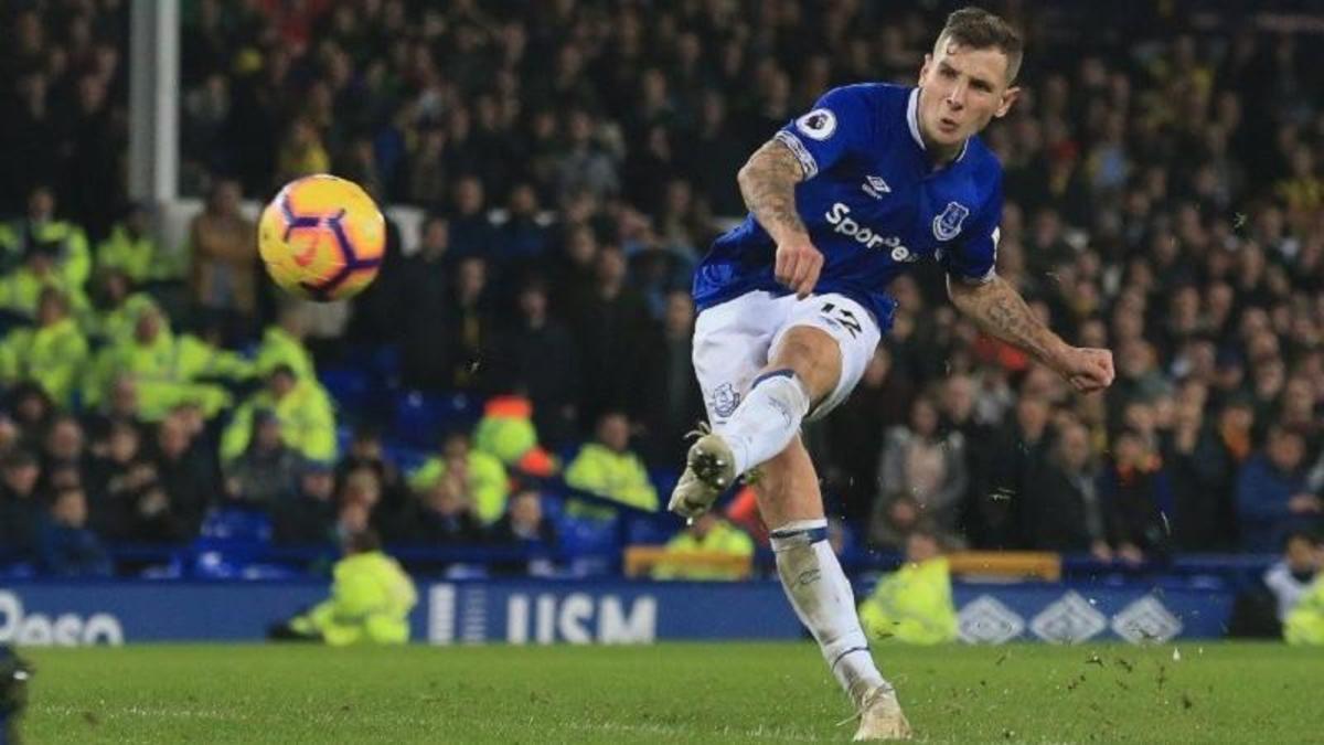 Lucas Digne taking a free kick for Everton FC. 