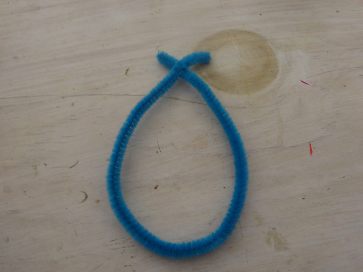 Fold one of the pipe cleaners in half