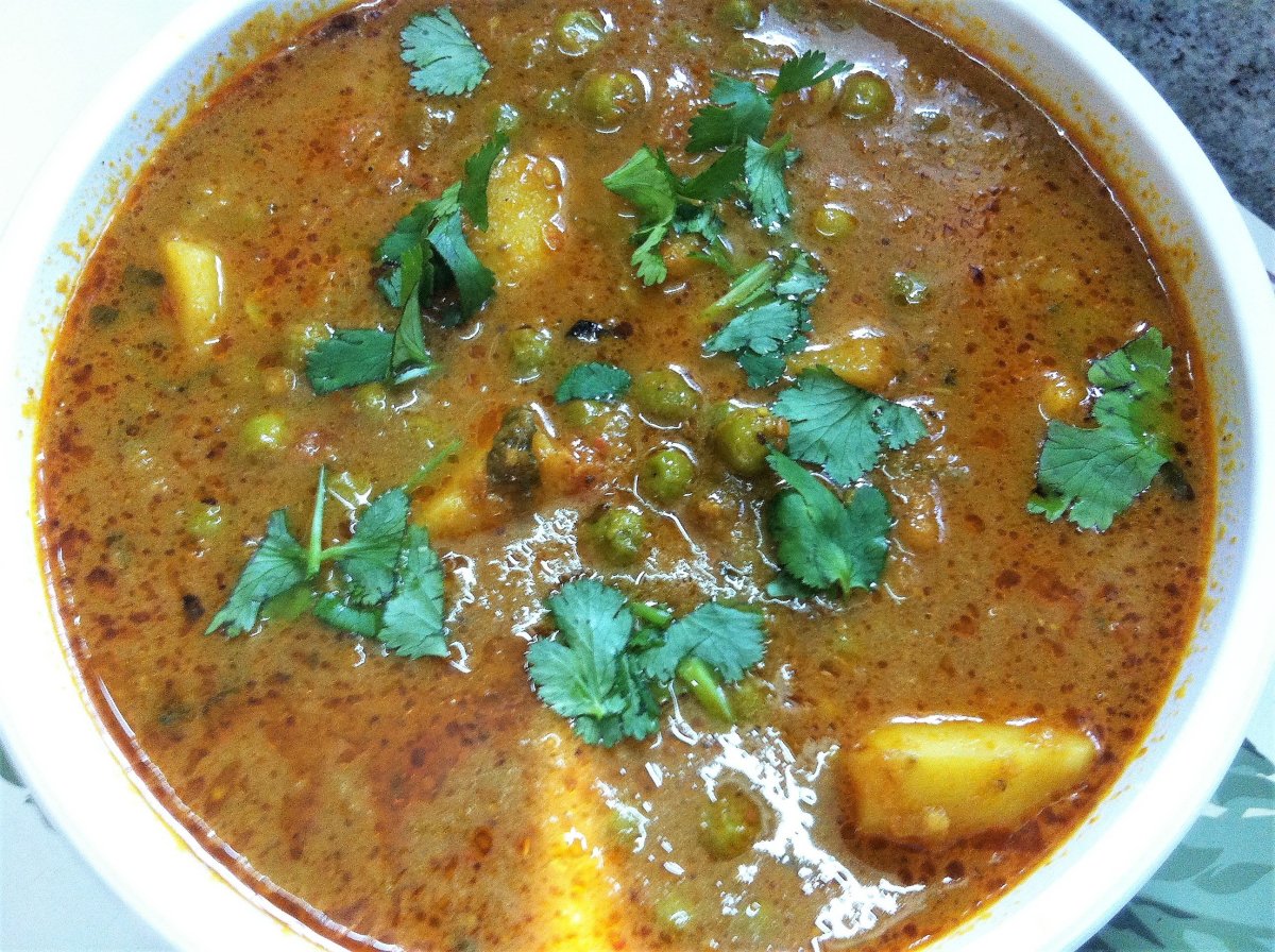 Aloo Matar Gravywale (Potatoes and Peas Curry) Punjabi Style Recipe