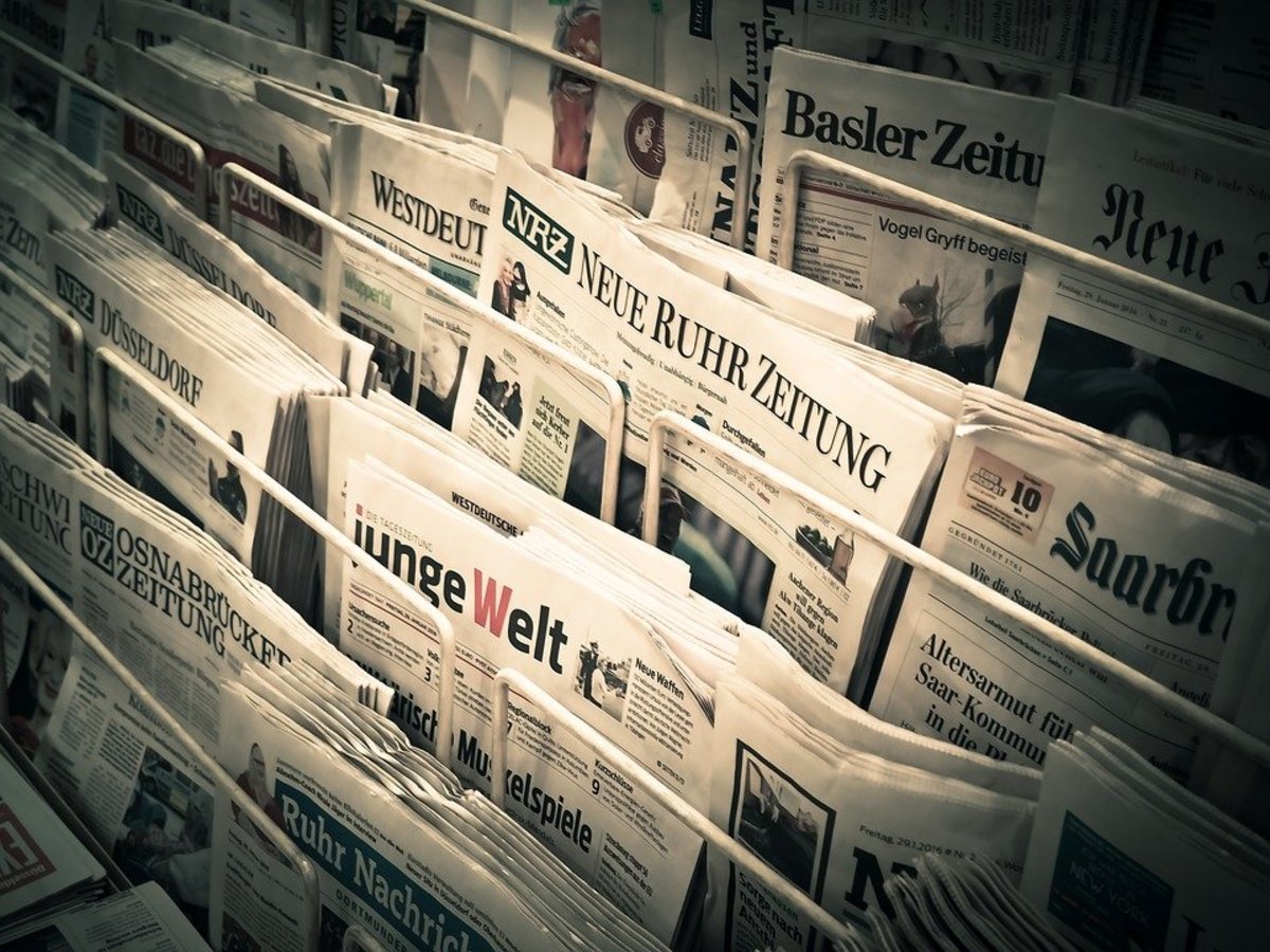 5 Advantages of Reading a Newspaper