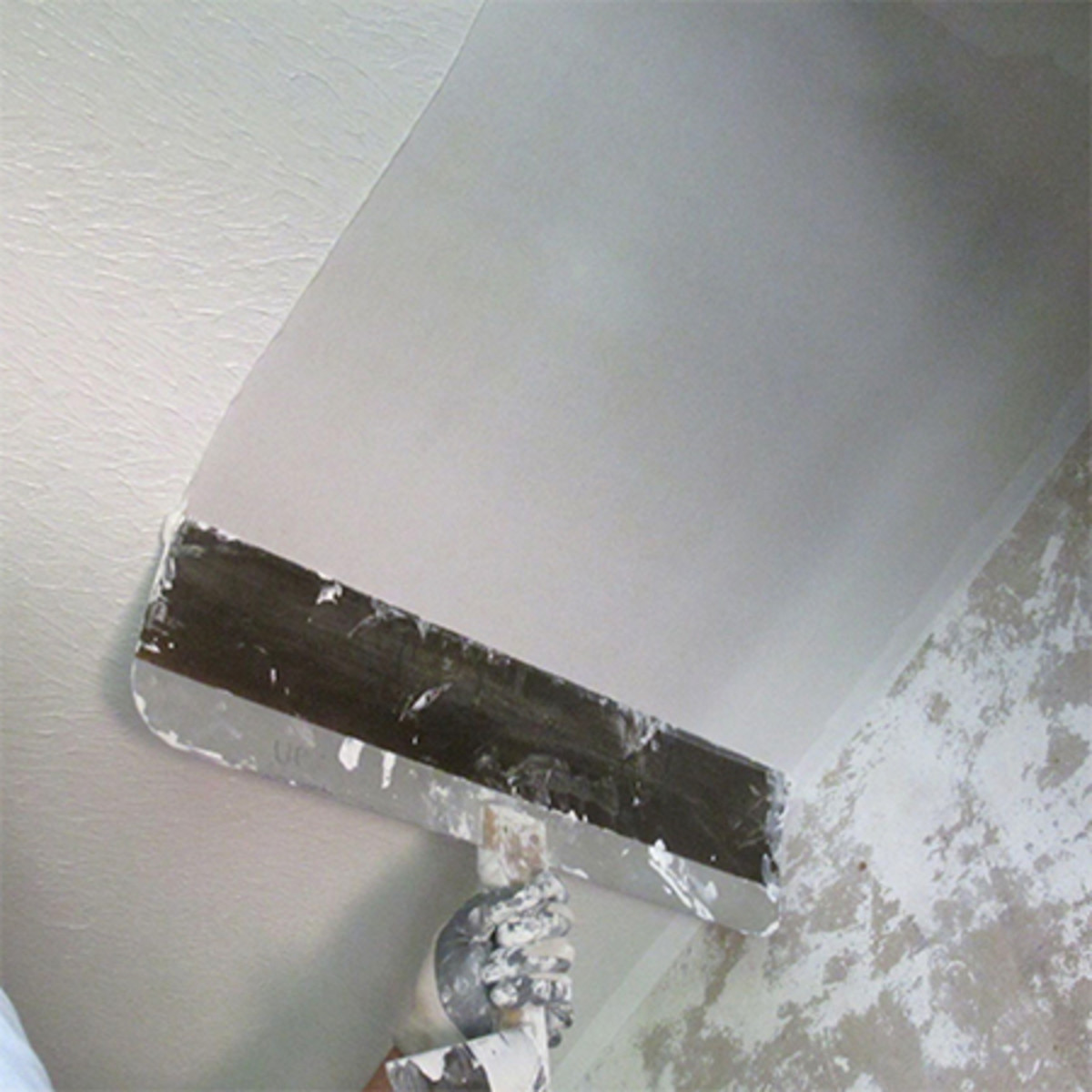 Tips for Skim Coating Walls Before Painting