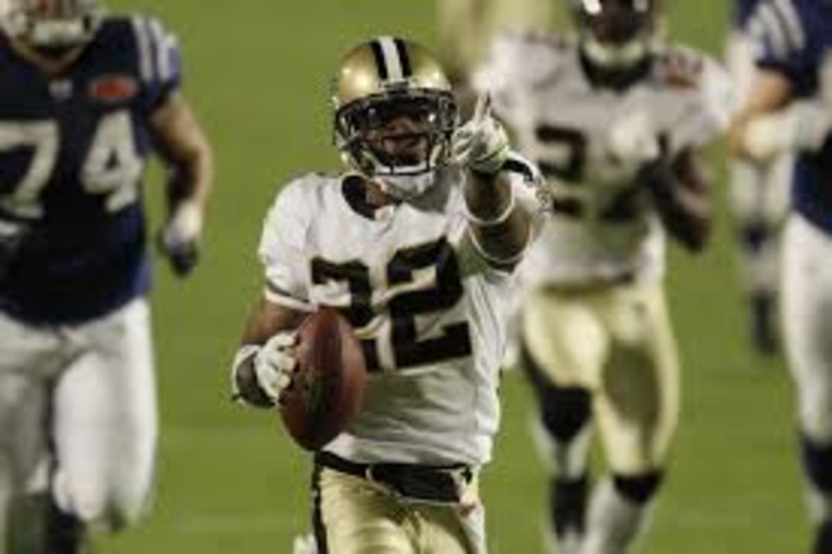 Tracy Porter picks off Peyton Manning to extend the Saints lead in the Super Bowl. 