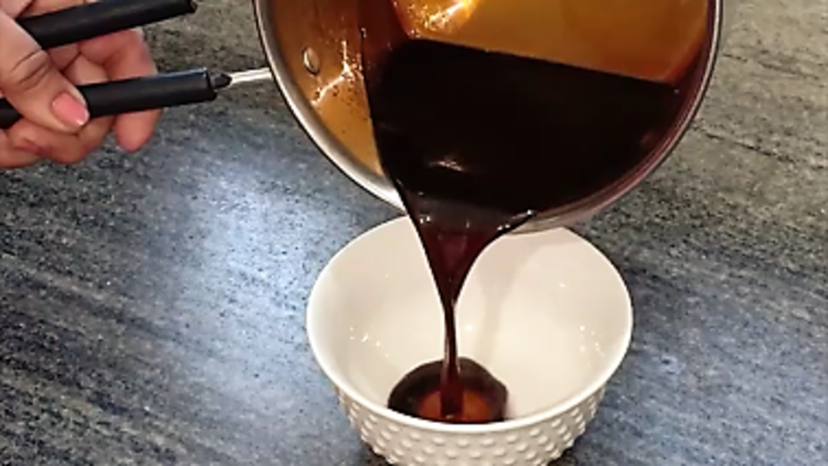 When the syrup is ready, the pouring consistency should look like this. It will thicken further on cooling.