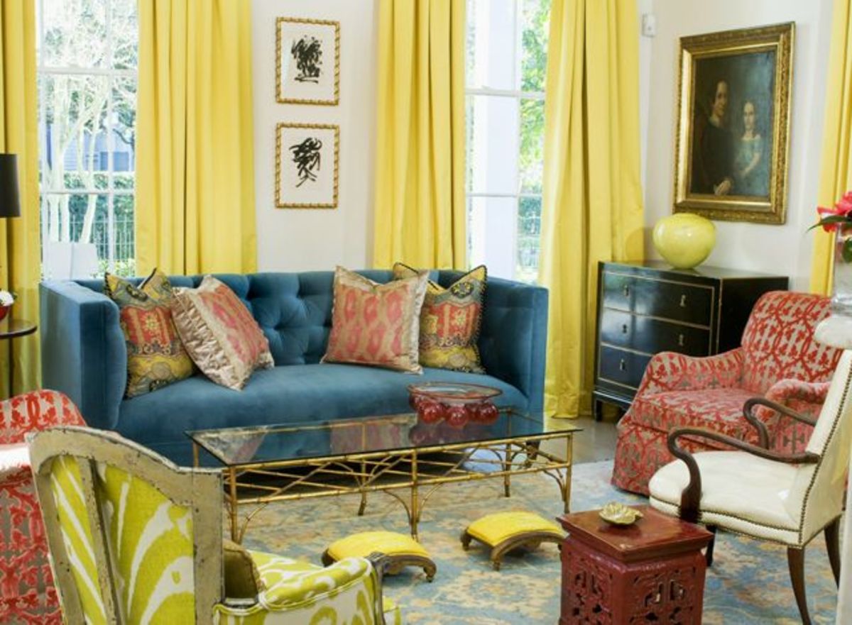 The base color for the Dragon living room should be yellow. You want the room to look attractive and communal. Red is another good blending color. Add fancy pillows, Chinese calligraphy, long drapes, and metal furniture.
