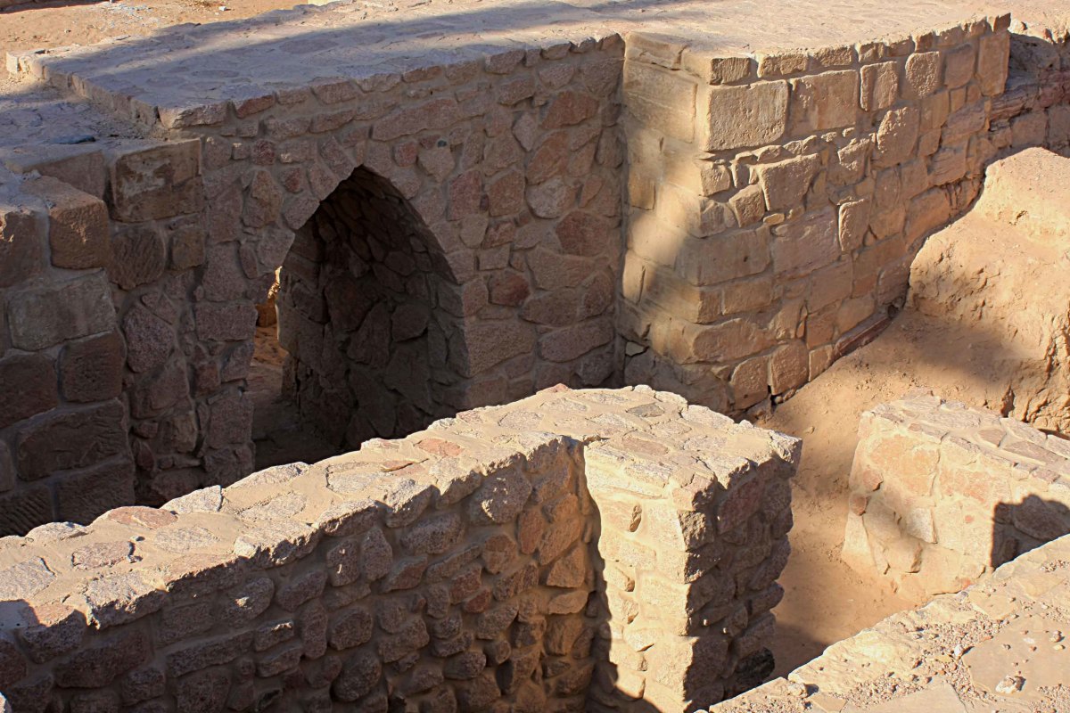 A gateway and walls at Ayla
