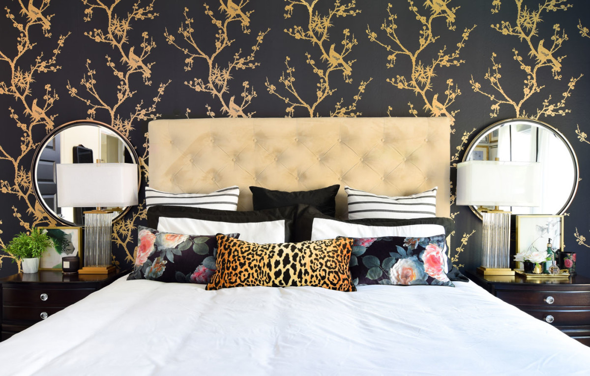 The Chinese Zodiac Monkey bedroom is eclectic. It doesn't take itself too seriously. It is wild with patterns. Opt for colors in blue, white, and gold. Add mirrors for fun.