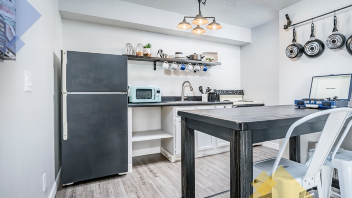 Siegel Select comes with a higher price tag; they offer nicer units with upgraded features like renovated locations, flat-screen TVs, housekeeping services, fitness centers, hardwood flooring, and more.