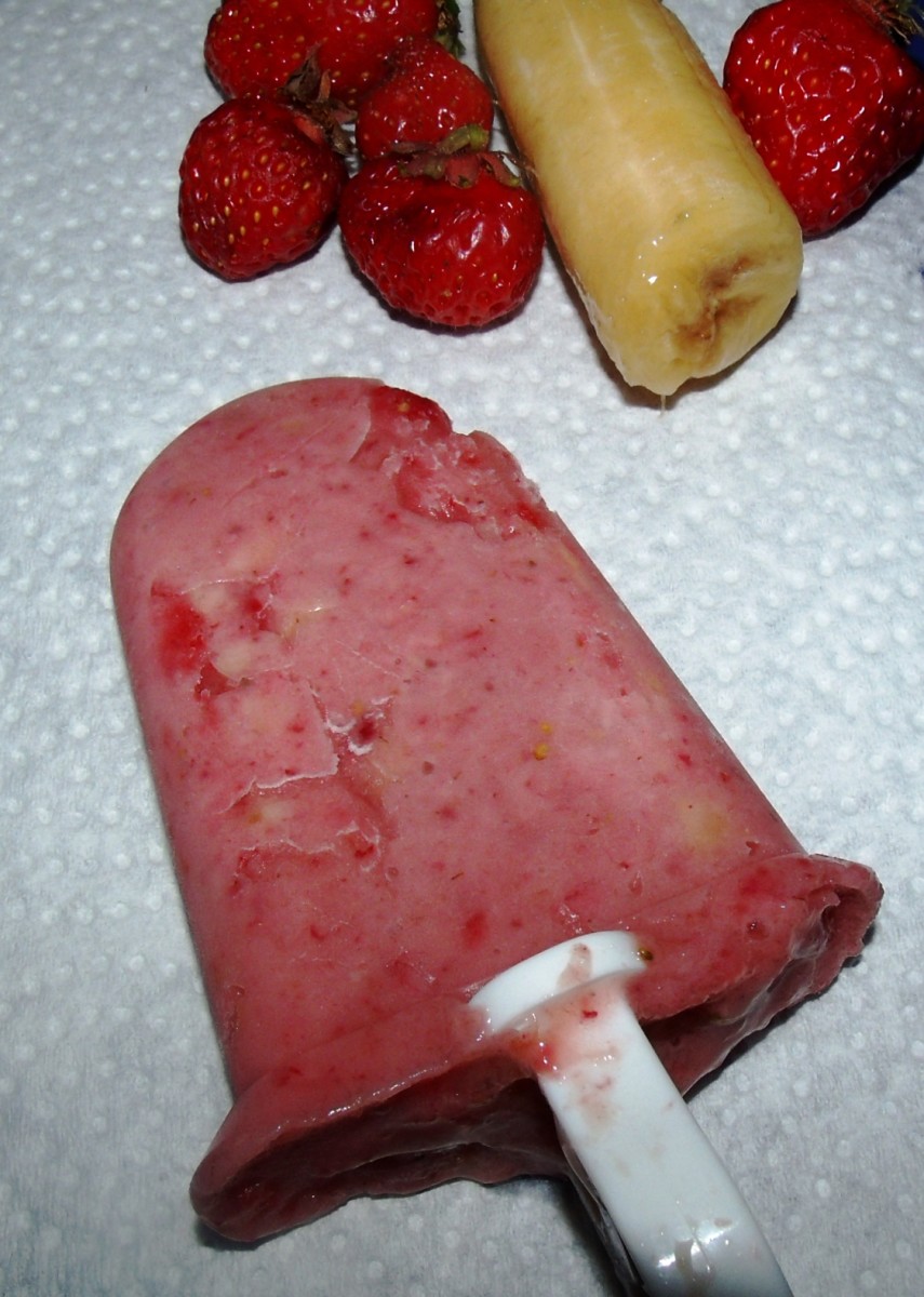 Strawberry-Banana Frozen Smoothie Pop-- 3 ingredients-- every bit as yummy as it looks!