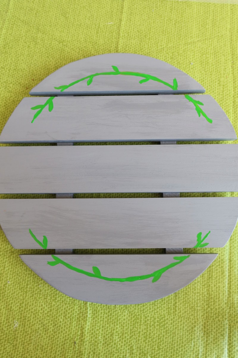 I painted two green curving lines with leaves on the top and bottom of my pallet surface. 