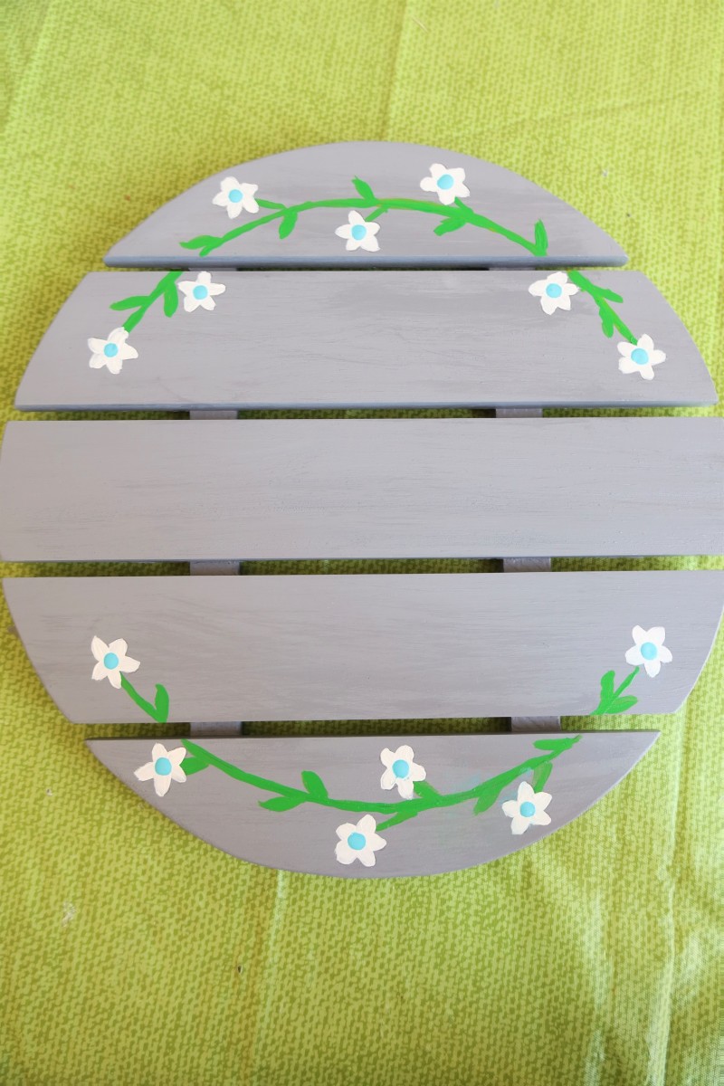  I added some simple white flowers along my curving lines. 