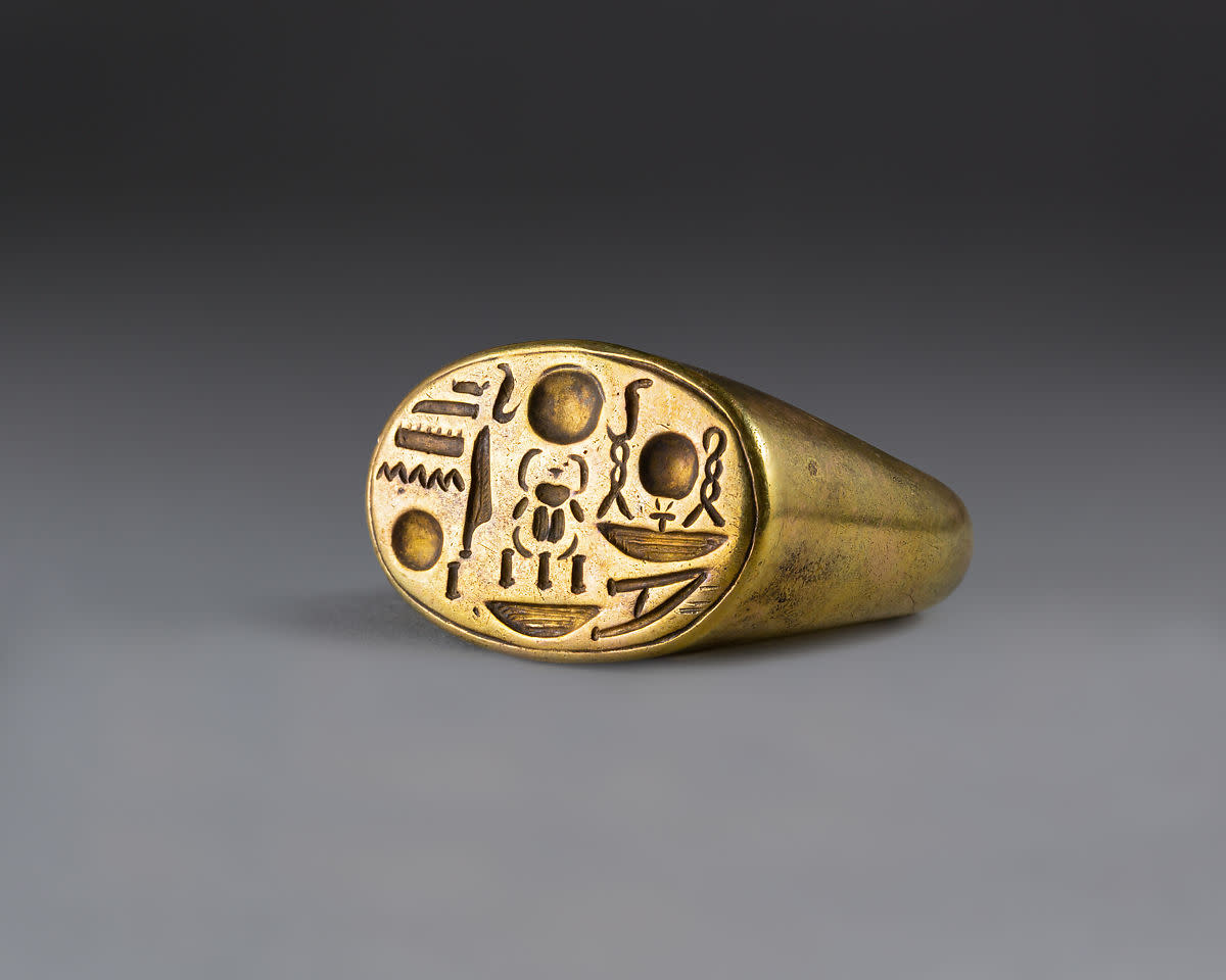 This is the ancient Egyptian signet ring worn by King Tut.