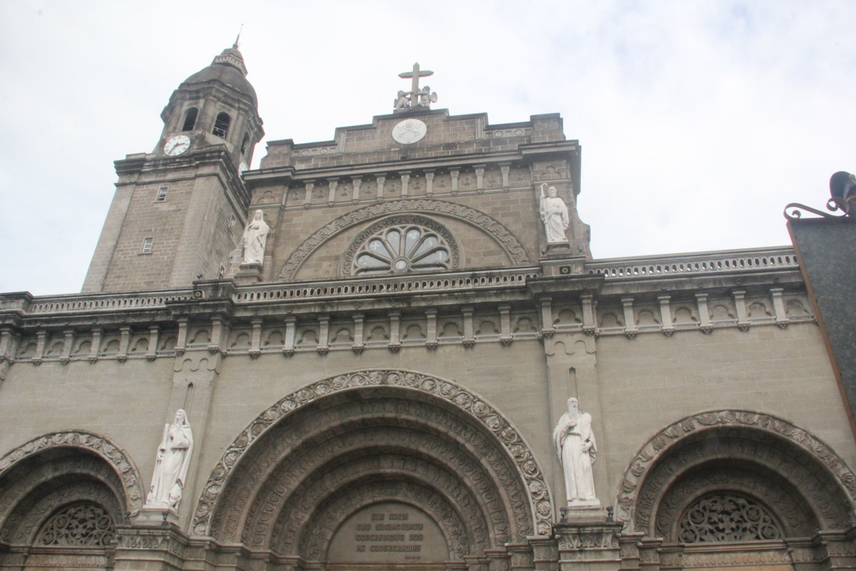 Façade of the Manila Cathedral, notice the semi-circular arches and the 5-tiered (center) and 3-tiered (sides) archivolts (Photo by the author) 