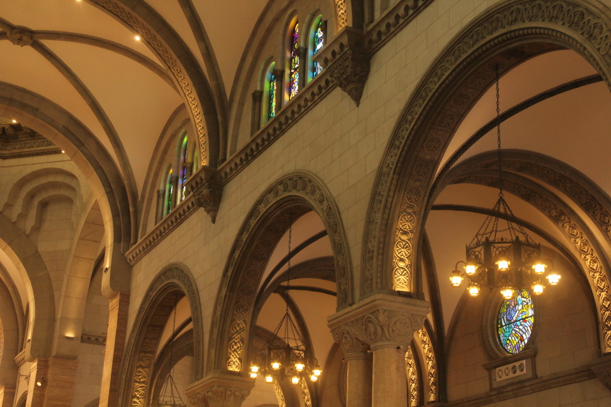 More semi-circular arches at the interior of the Cathedral (Photo by the author)