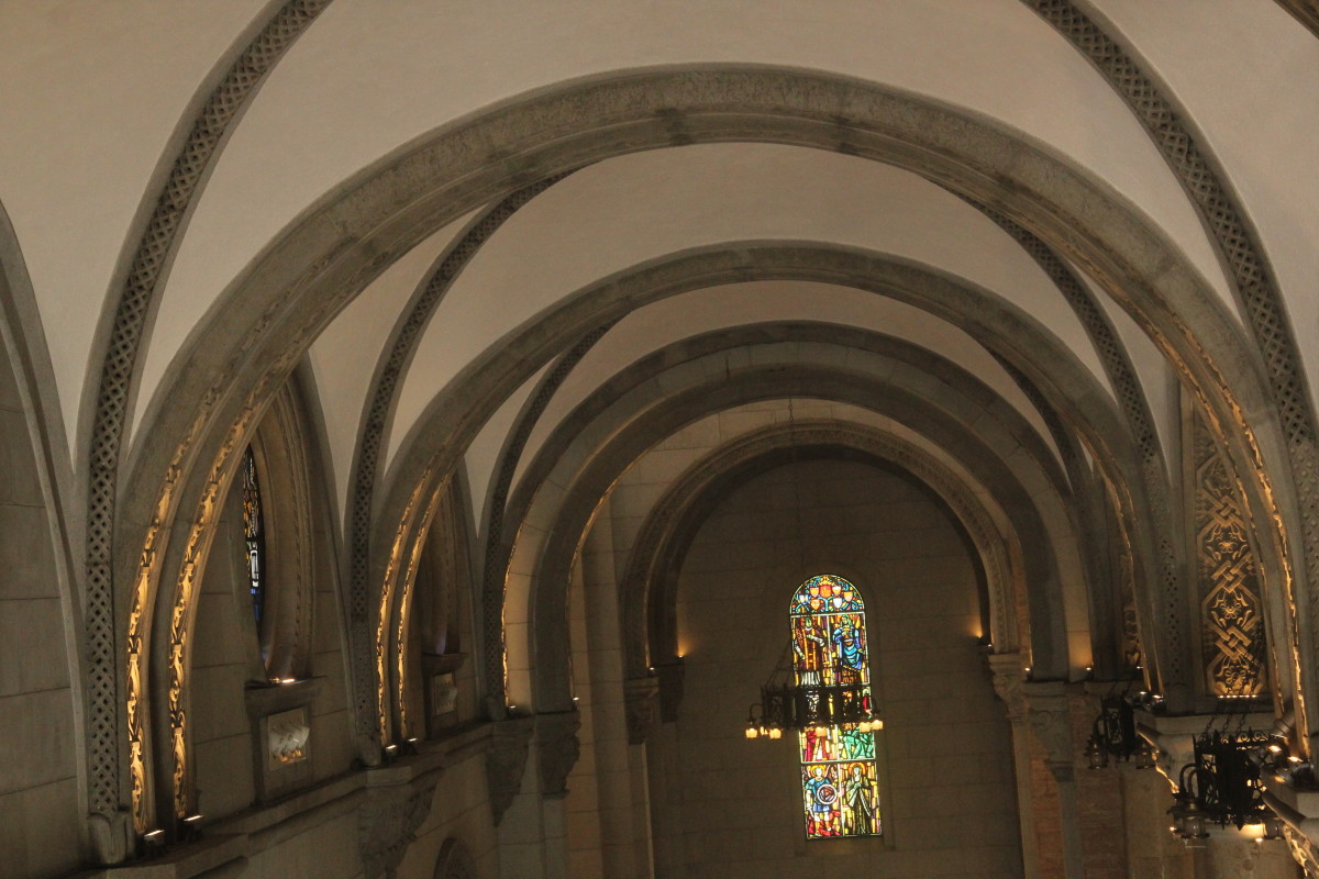 Semi-circular arches on the ceilings of one of the side aisles of the Cathedral (Photo by the author)