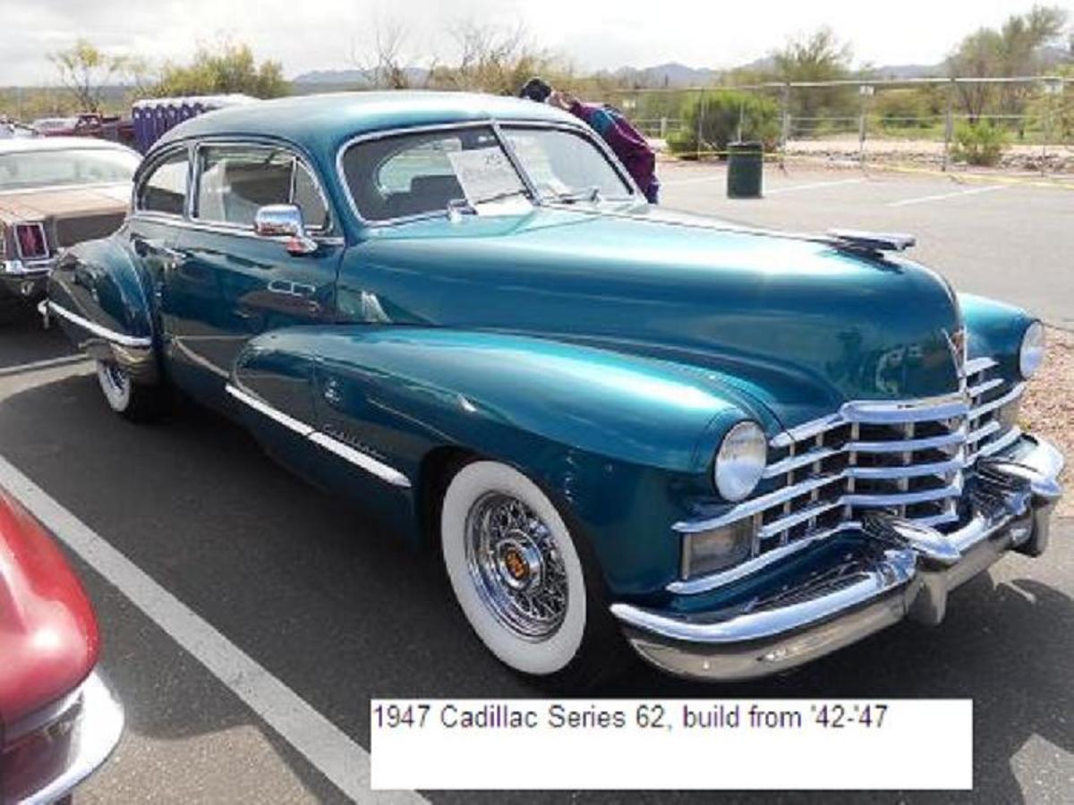 -亚利桑那州经典古董车的销售吸引了大量的人群