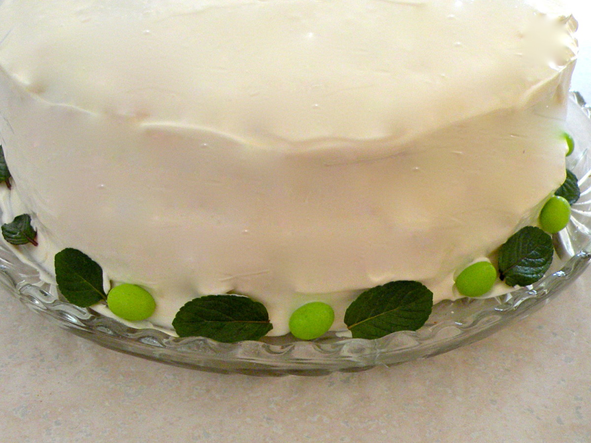 Work on bottom border first. This one is made by alternating mint leaves and jelly beans.